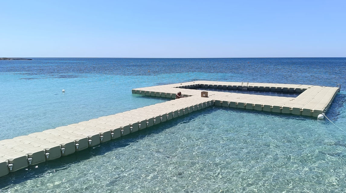 pontile con piscina galleggiante
