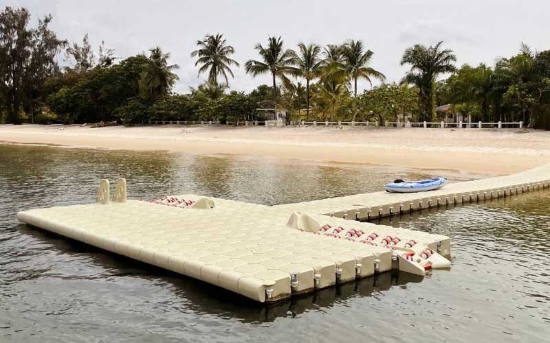 pontile galleggiante cubedock per mare aperto con onde