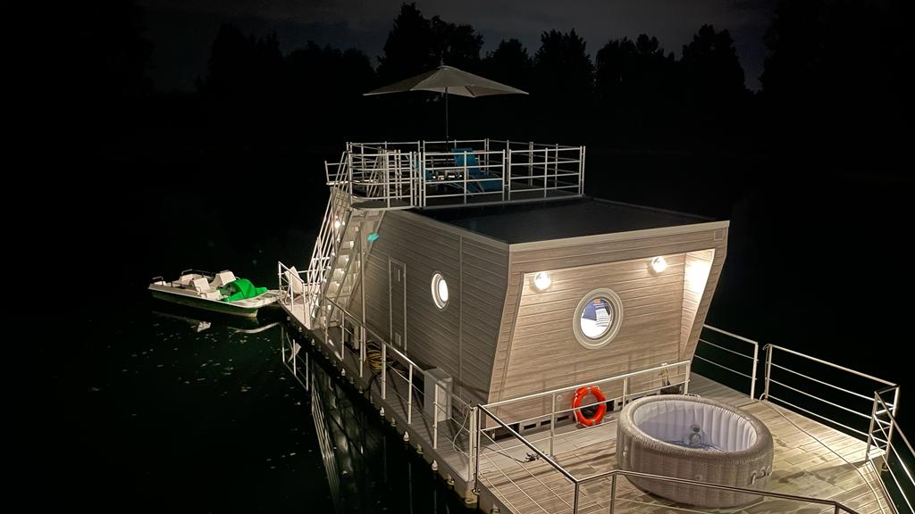 Piattaforma galleggiante per house boat e case sull'acqua