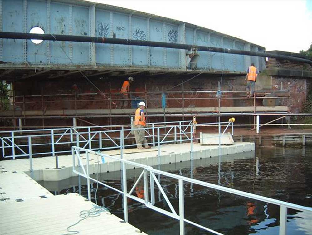 Piattaforma galleggiante per cantieri navali e refitting