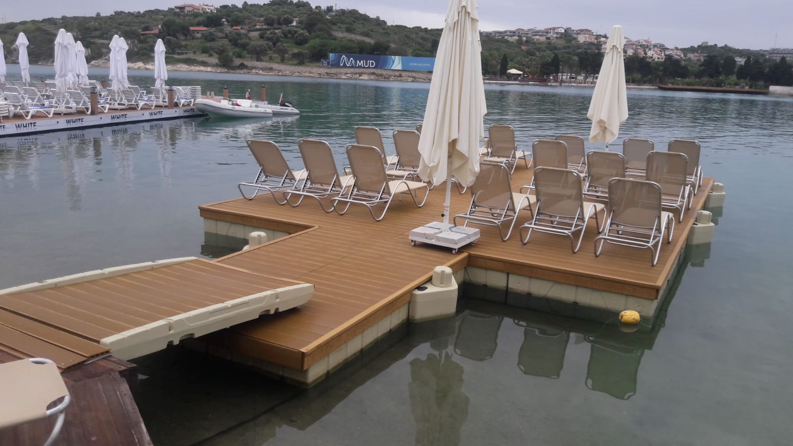Solarium galleggiante per resort e hotel