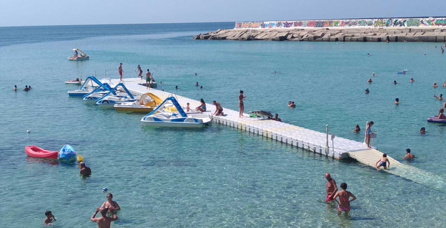 Passerella galleggiante per hotel e resort